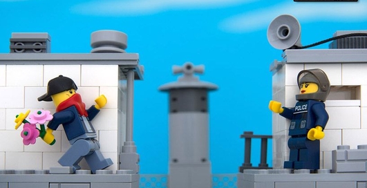 Граффити Бэнкси воссоздали из фигурок Lego