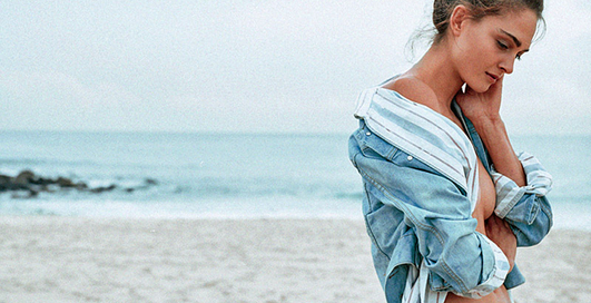 София Рамбалдини разделась на берегу океана