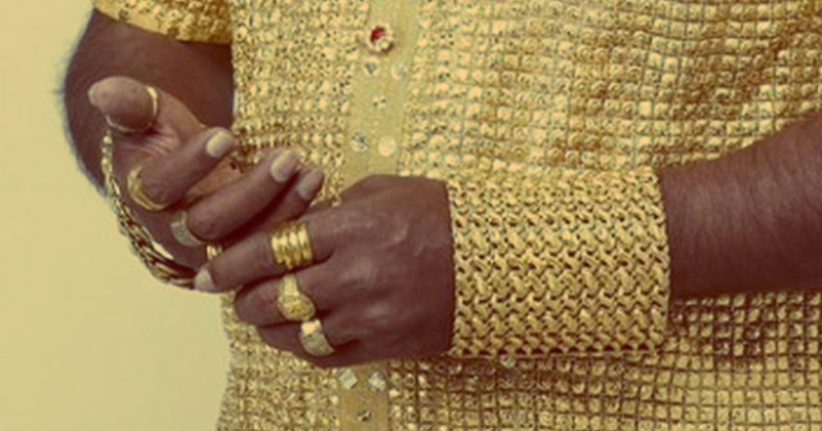 Gold wear. Индийское золото. Золотая рубаха Индия. Индус в золотой одежде. Индус в золоте.