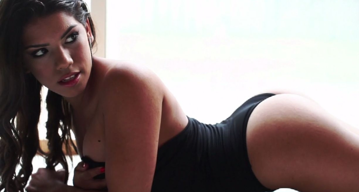 За кадром эротической съемки: Элизабет Руис