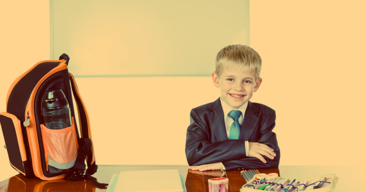 Школьник с портфелем. Рюкзак для первоклассника. 1 сентября дети. Рюкзак для школы. Нужно ли брать на 1 сентября рюкзак.