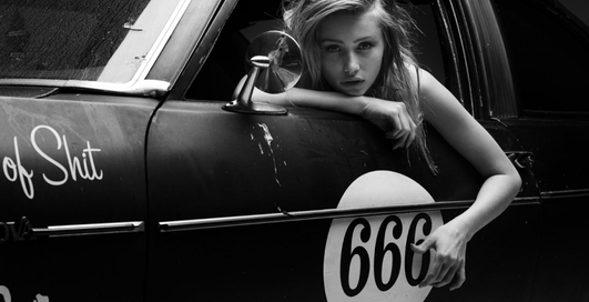 Страстные 666: 20-летняя модель разделась в авто