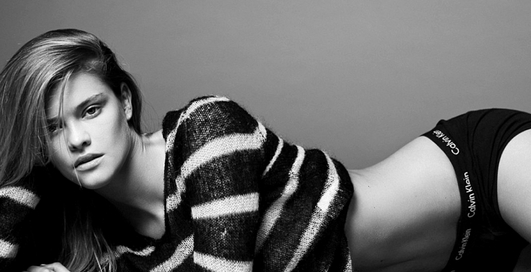 22-летняя модель снялась в нижнем от Calvin Klein
