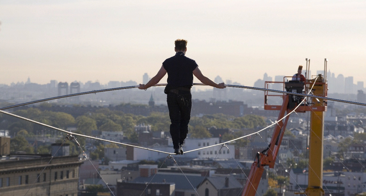 На высоте 50-этажки: жуткий рекорд Ника-канатоходца