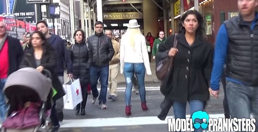 Без штанов по Нью-Йорку: модель гуляла по городу в...