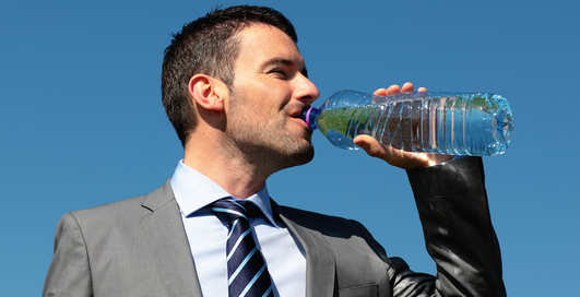 В сутки 2 литра: нужно ли пить столько воды