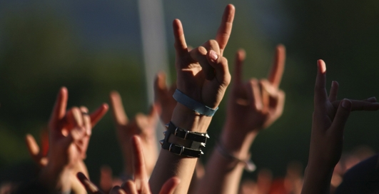 Подарок рокеру: 10 крутых и недорогих аксессуаров