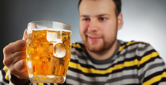 Пиво и чипсы полезнее спортивных напитков - ученые
