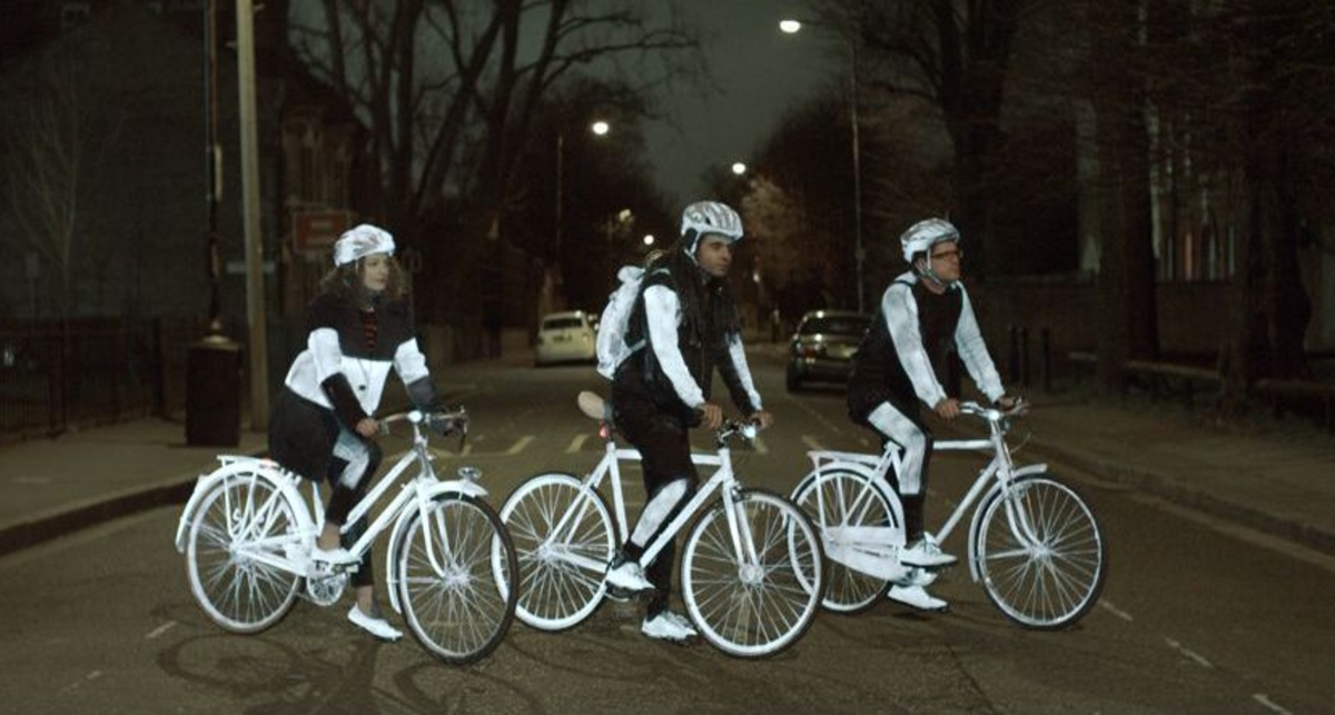 Свет во тьме: Volvo создали краску для велосипедистов