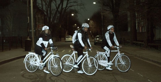 Свет во тьме: Volvo создали краску для велосипедистов