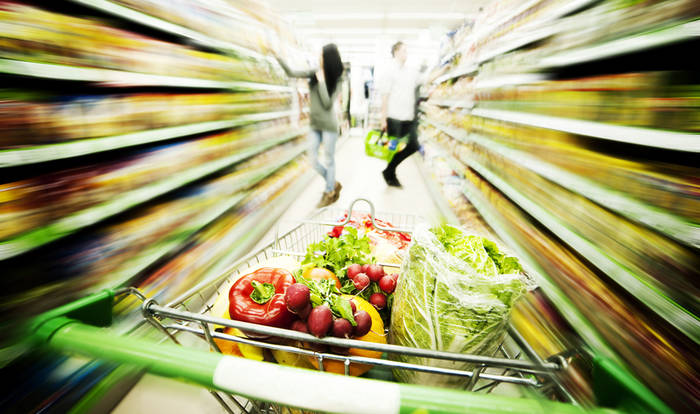 Почему голодным не стоит ходить в супермаркет?