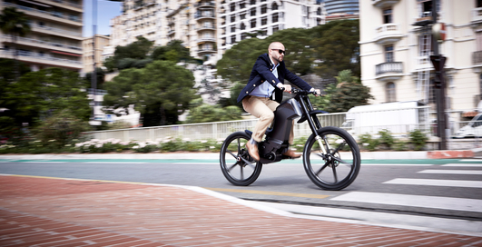 Байк, носки и Smart TV: 5 способов поднять настроение