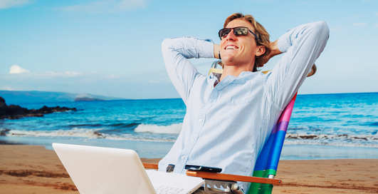 Солнце, пляж долой работу: 10 мужских способов снять усталость