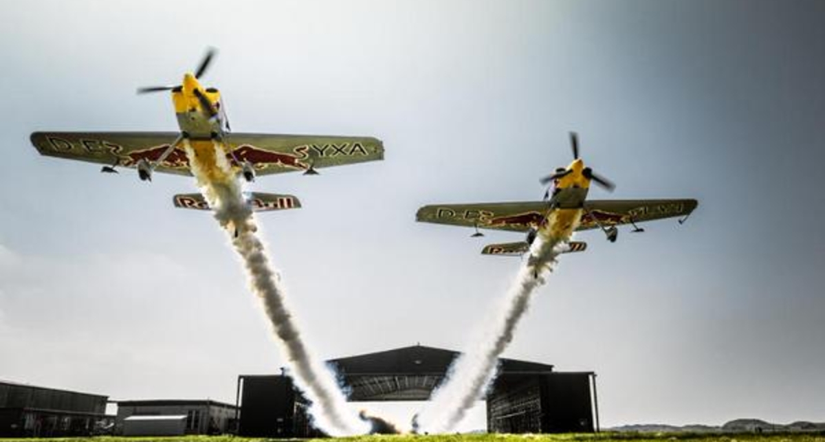 На грани безумия: Самолеты синхронно пролетели через ангар
