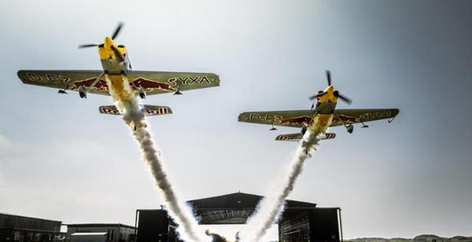 На грани безумия: Самолеты синхронно пролетели через ангар