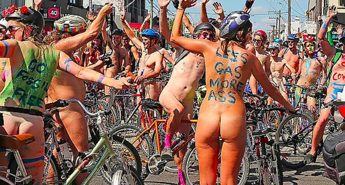 Нудисты на байках: 25 фото голых велосипедистов