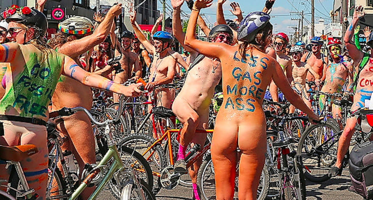 Нудисты на байках: 25 фото голых велосипедистов