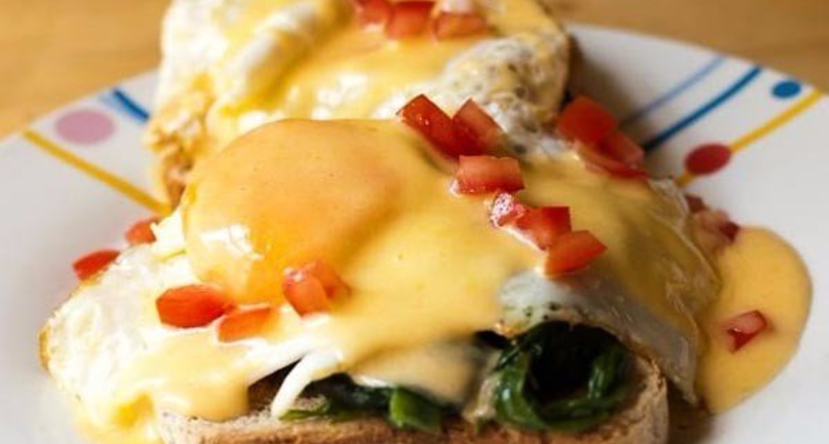Мужской завтрак: яйца по-флорентийски и классический песто