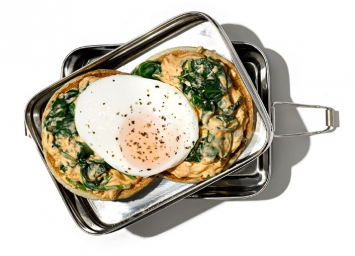 Мужской завтрак: яйца по-флорентийски и классический песто