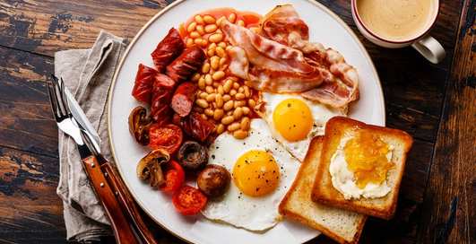 Мужской завтрак: запеченные колбаски с яйцами
