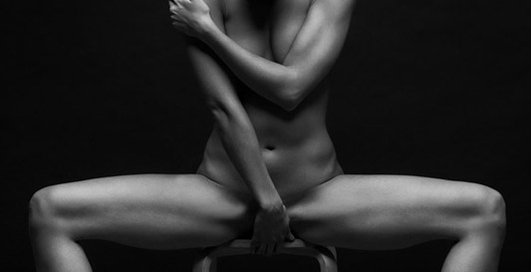 Йога и эротика: откровенные фото модели в неглиже