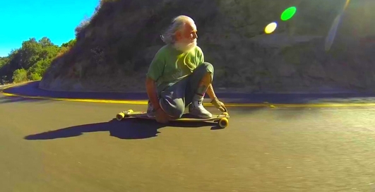 Дед на лонгборде: крутой экстрим от 68-летнего американца