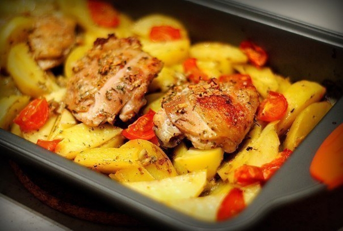 Курица, маринованная в кефире, запеченная с картошкой и чесноком