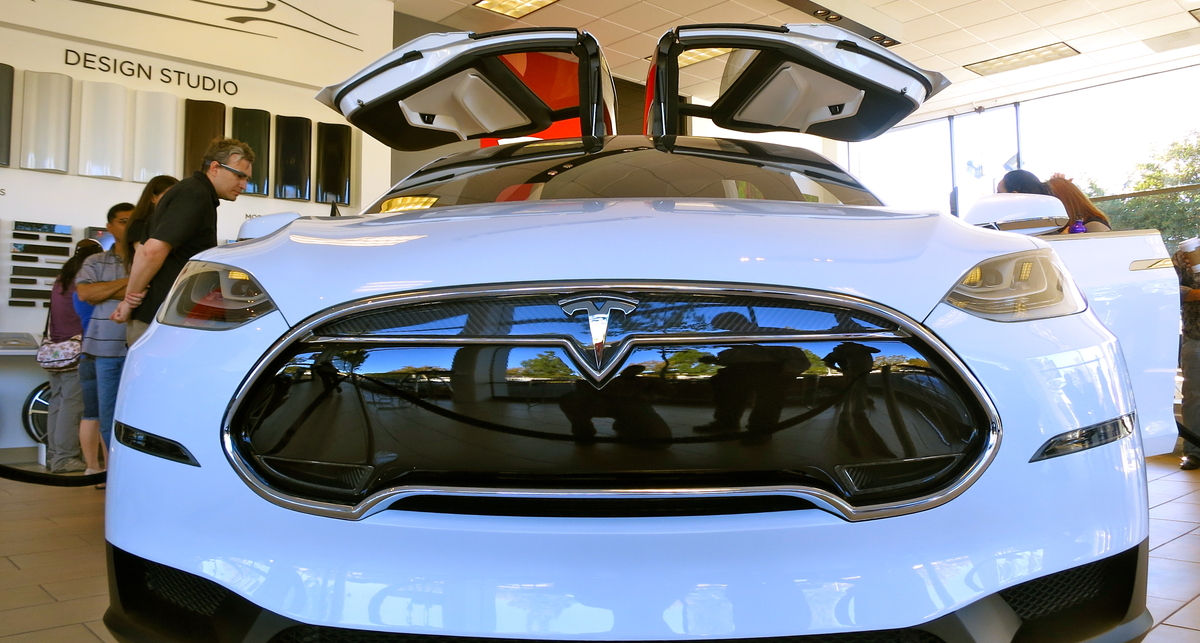 Кар для всех: Tesla представили новенький Model X