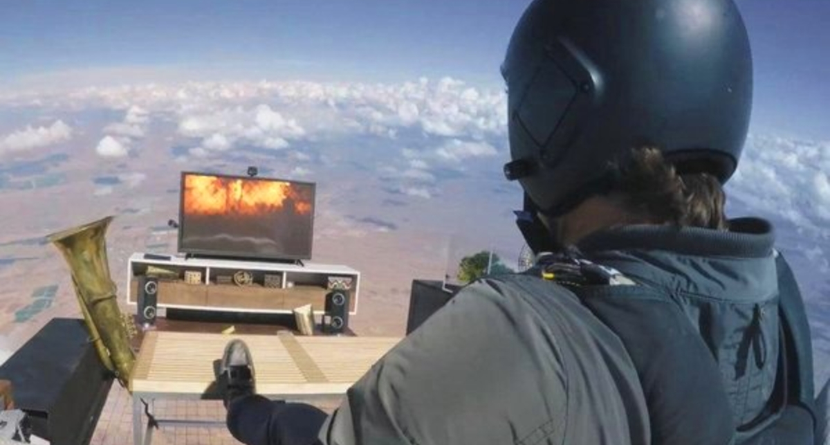 Выпал из самолета: убойная реклама с хорошим финалом