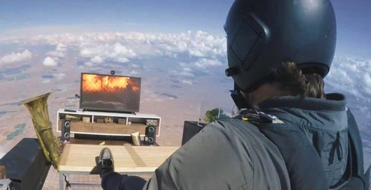 Выпал из самолета: убойная реклама с хорошим финалом