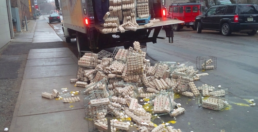 Жизнь дала трещину: 25 фото о неудачниках