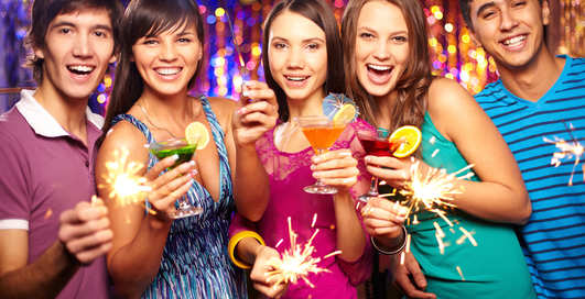 Чем удивить девушку: 5 алкогольных коктейлей на Новый год