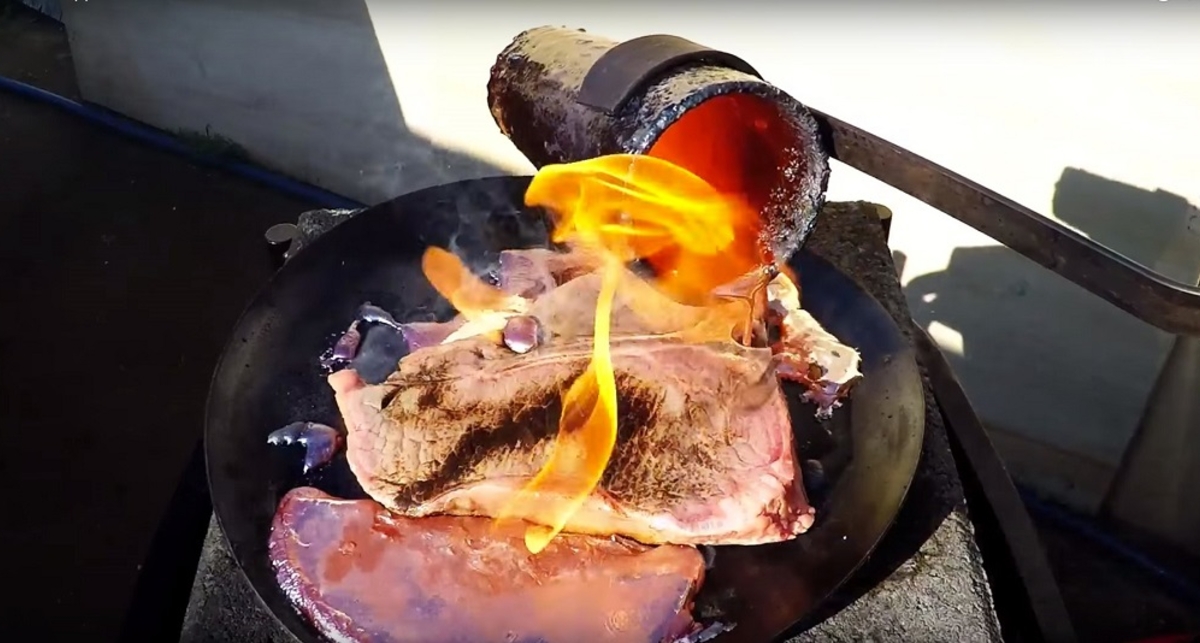 Раскаленная медь: как с ее помощью приготовить жирный стейк