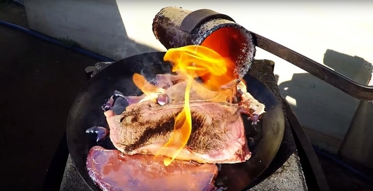 Раскаленная медь: как с ее помощью приготовить жирный стейк