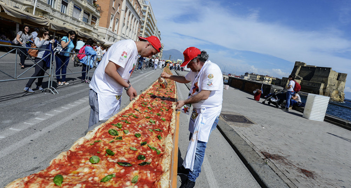 Итальянцы испекли пиццу длиной 2 километра