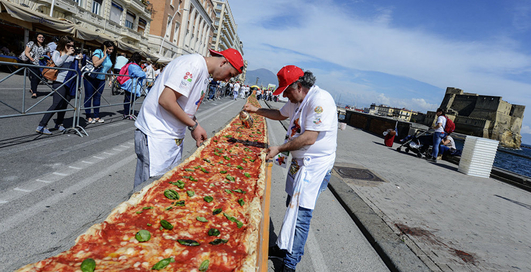 Итальянцы испекли пиццу длиной 2 километра