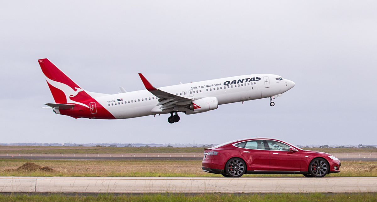 Boeing-737 против Tesla Model S: кто быстрее