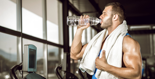 Сколько воды пить до и после тренировки — ученые