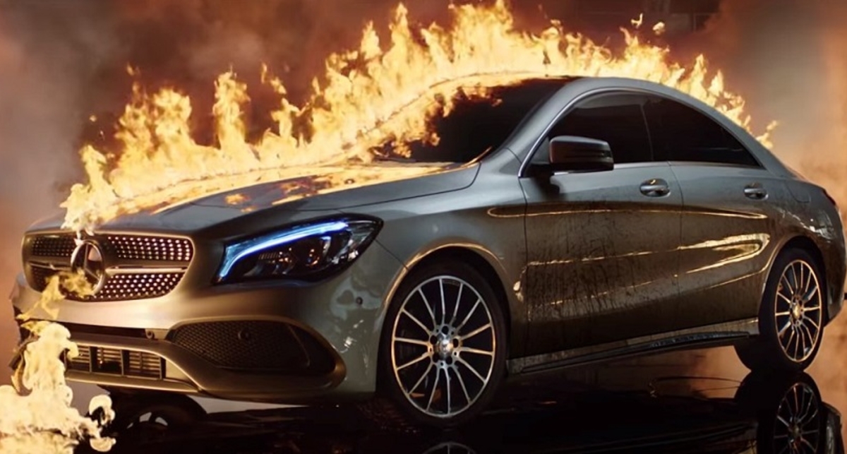Сожгли Mercedes: реклама с огнем и сексуальными моделями