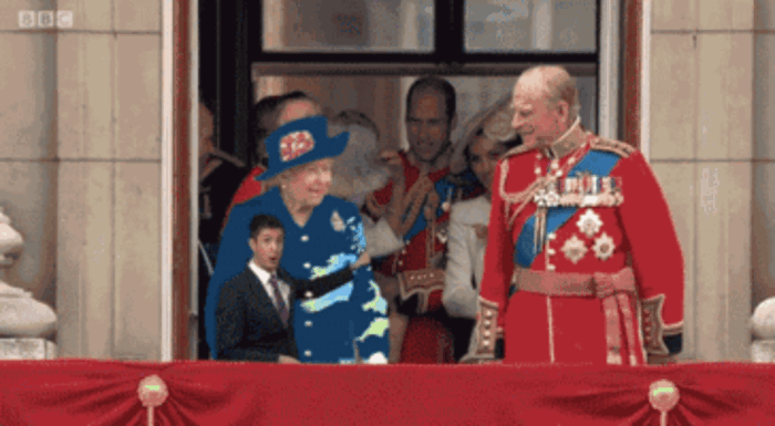 День рождения Елизаветы II: смешные фото наряда королевы