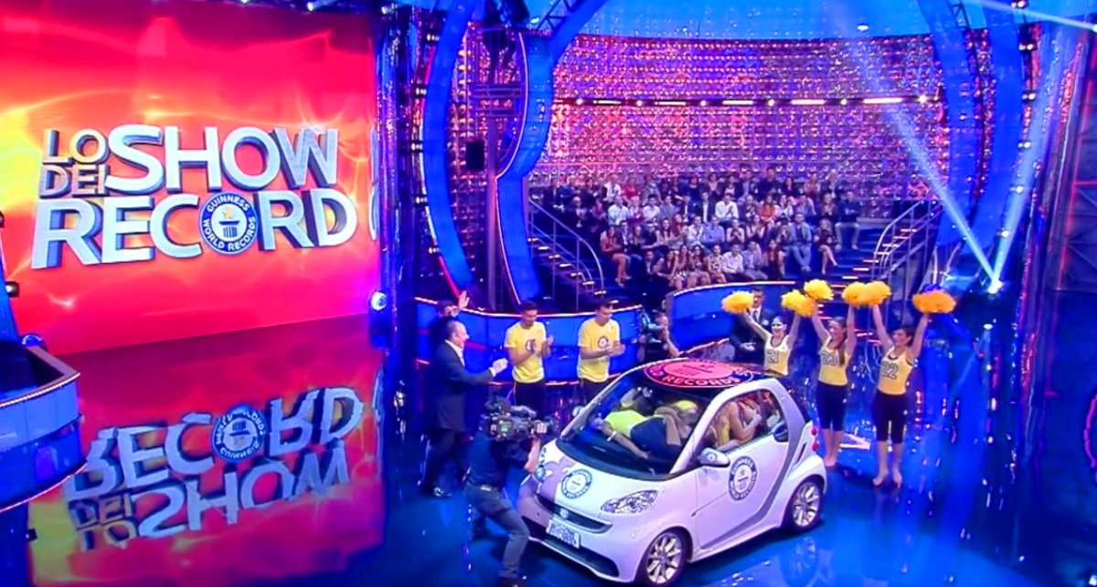 Резиновый Смарт: двадцать барышень впихнули в малолитражку