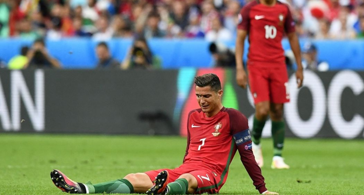 Плаксы-футболисты: пять кадров с мужиками в слезах