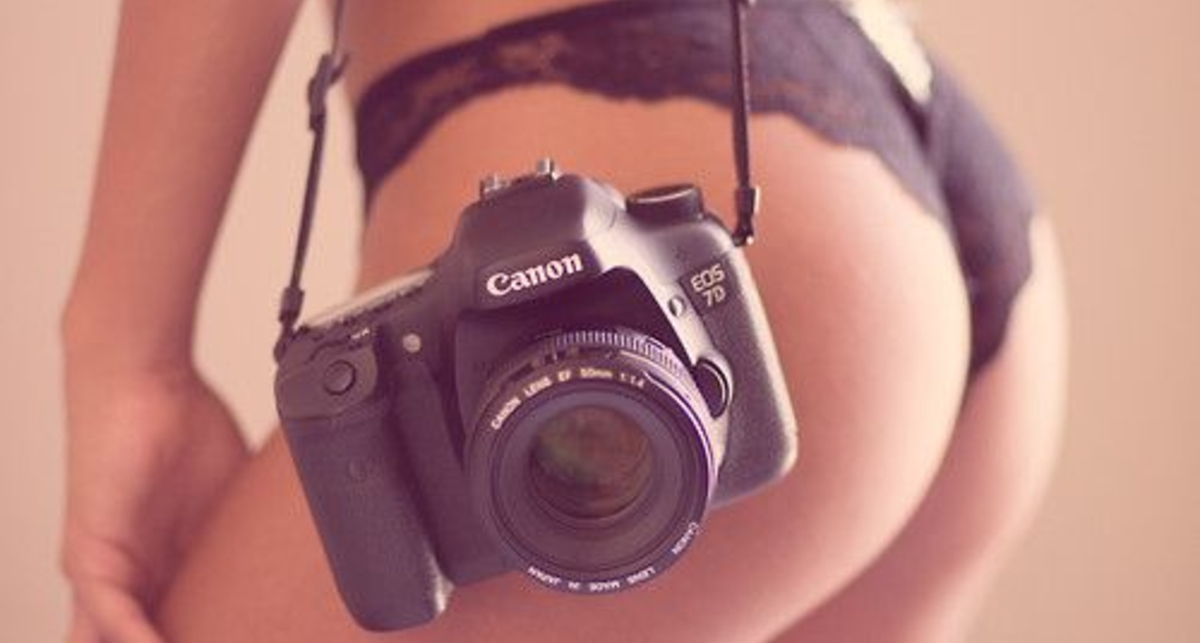 День фотографа: эротические снимки дам с камерами
