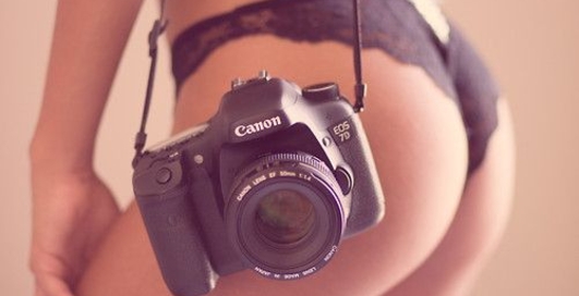 День фотографа: эротические снимки дам с камерами