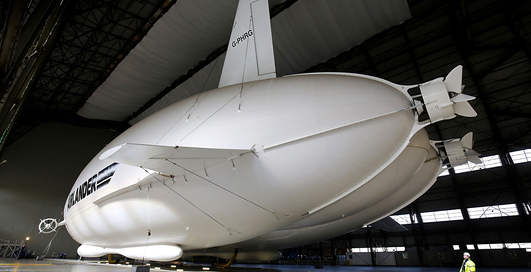 Самый большой дирижабль в мире покинул свой ангар