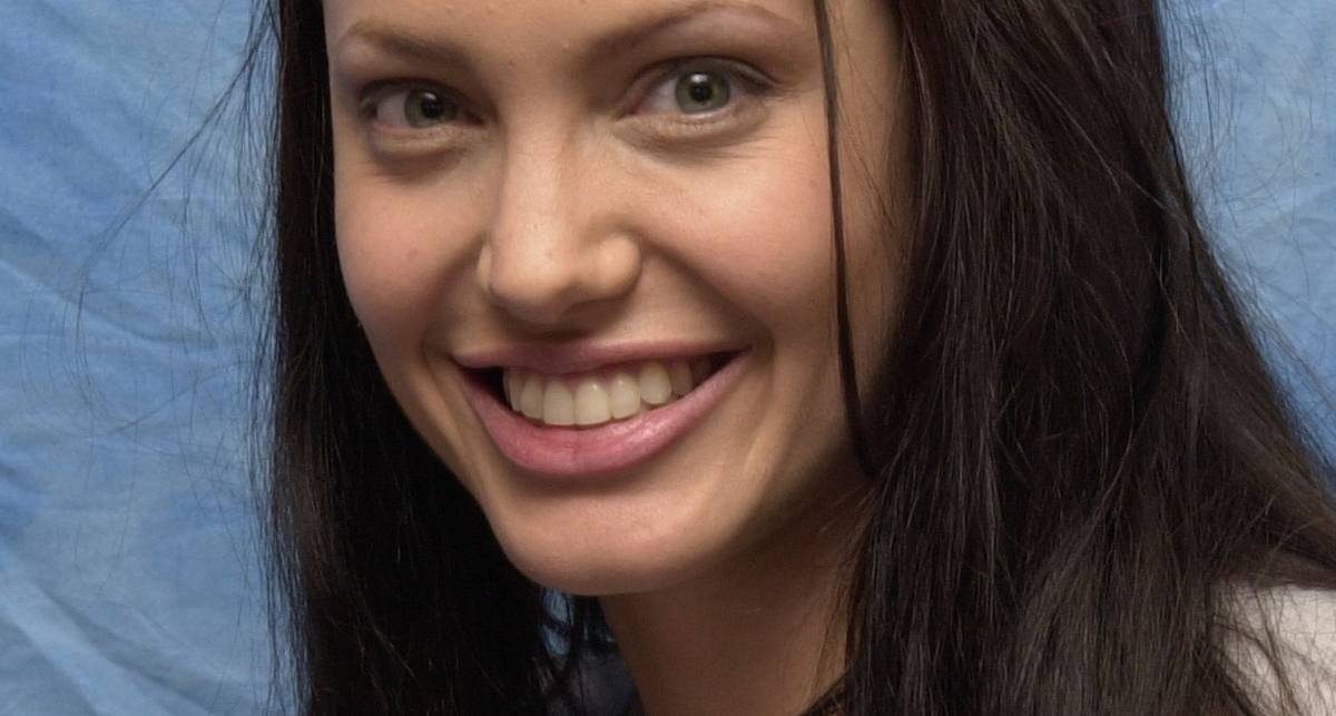 Страшная Джоли и Ко: 30 фото звезд до и после фотошопа