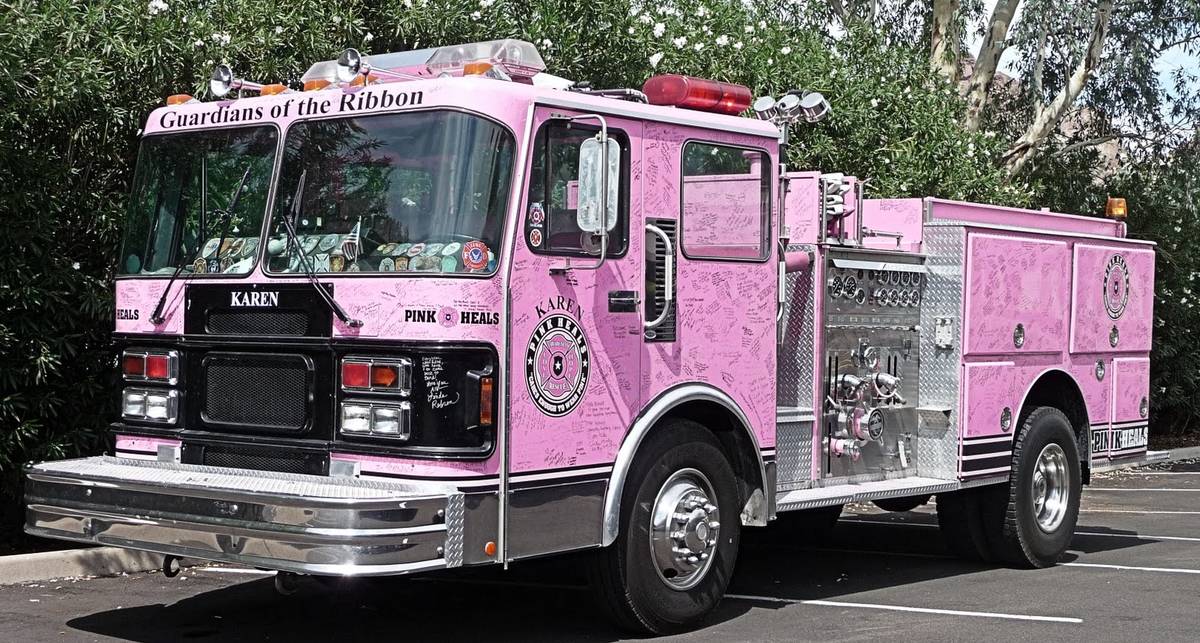 Розовый грузовик и еще четыре странных пожарных машины