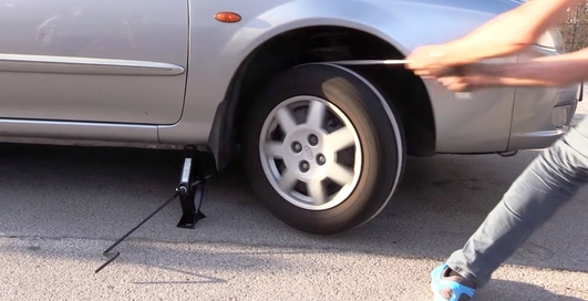 Петля с домкратом: странный способ завести авто без ключей