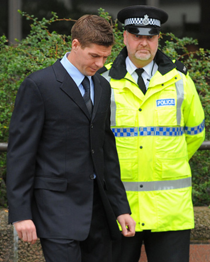 Пятерка футболистов, которые могут дать в глаз