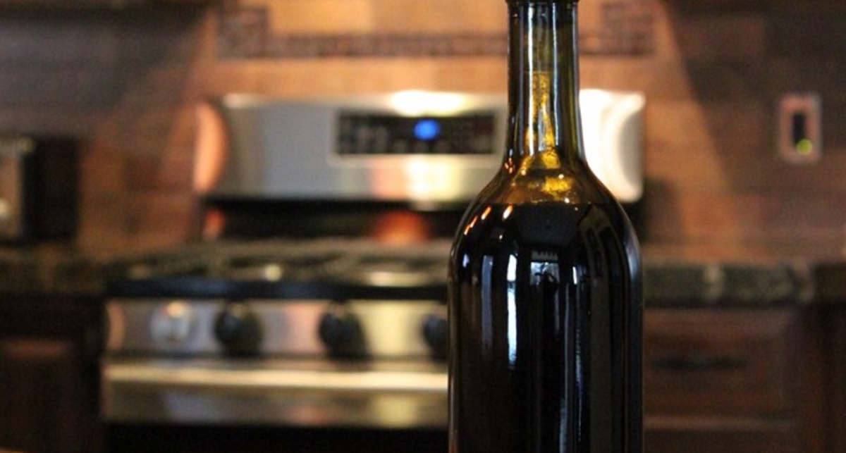 Интеллигентный способ лакать вино прямо из бутылки